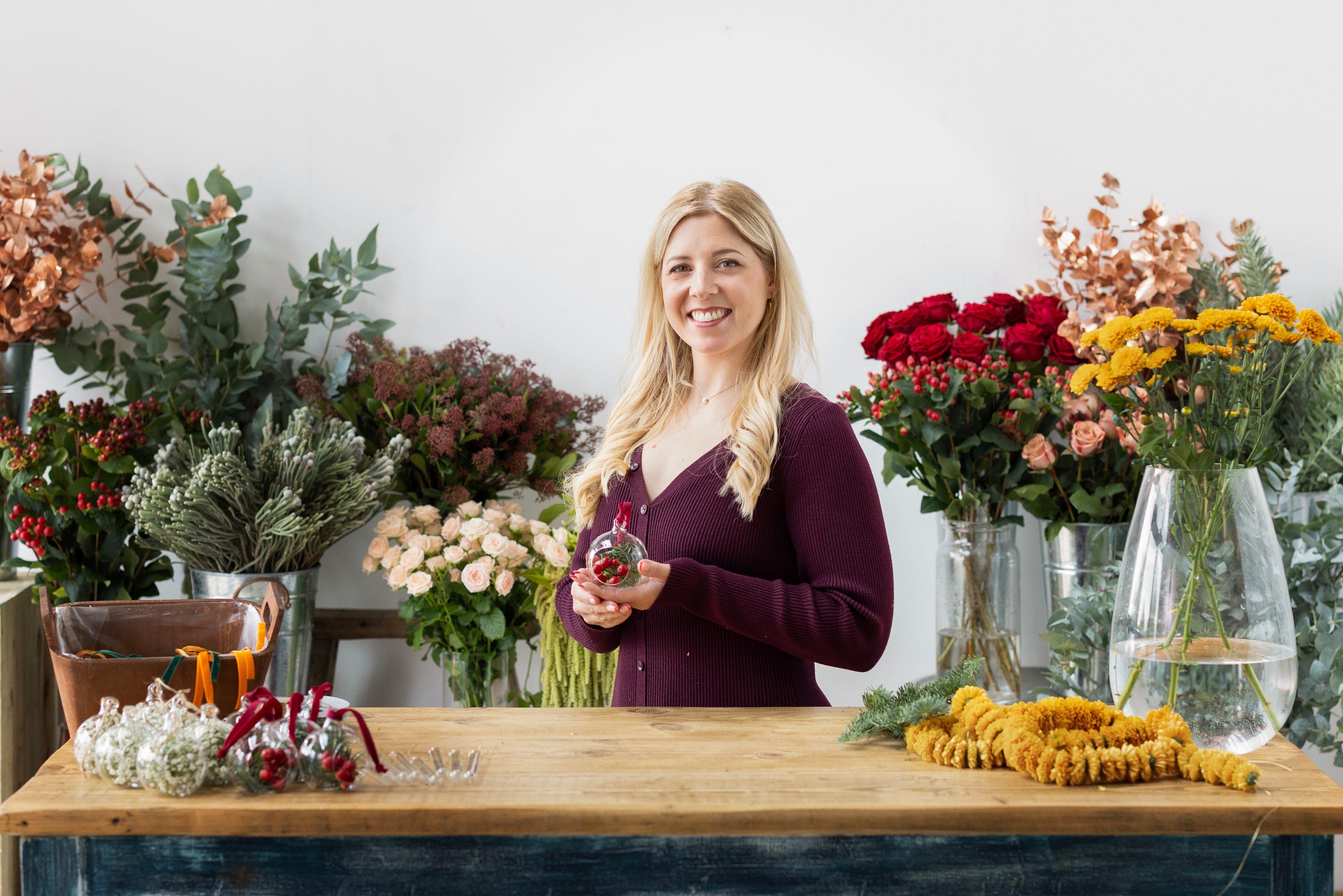 How to decorate your Christmas tree with real flowers